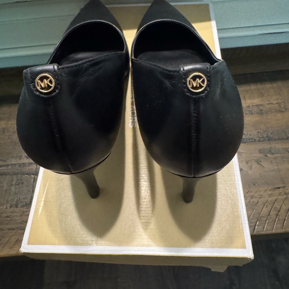 Brand new, gorgeous Michael Kors high heels. Size 8.5. - Picture 3 of 4